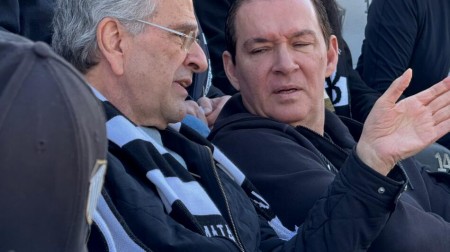 Στο γήπεδο της Καλαμάτας με κασκόλ ο Αντώνης Σαμαράς